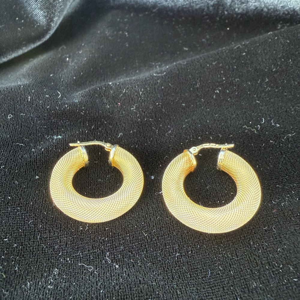 14K Yellow Gold Woven Mesh Textured Hoop Earrings - Picture 9 of 13